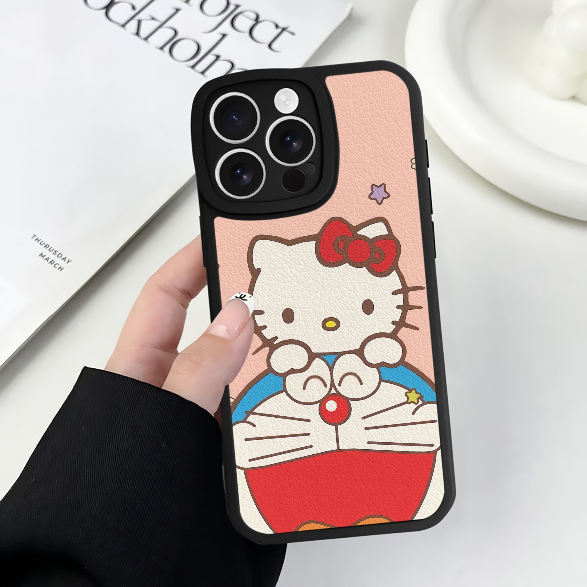 （画像用） ドラえもん Doraemon 【iPhone 16シリーズ対応】シリコンスマホケース（レザー調） 材質：シリコン